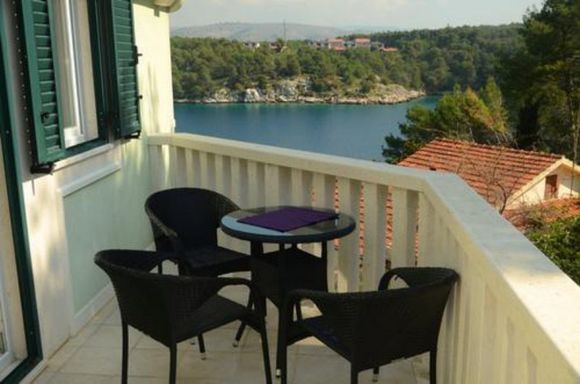 4 person apartment with seaview in Milna