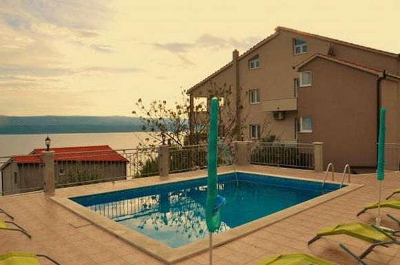 Luxury Furnished 6 person Apartment with Pool, Omis Riviera