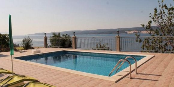 Beautiful Apartment with Pool for 5 guests in Omis