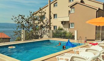 Beautiful Apartment with Pool for 5 guests in Omis