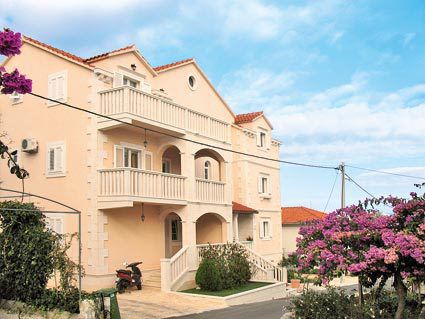 Apartment for 7 persons in Supetar