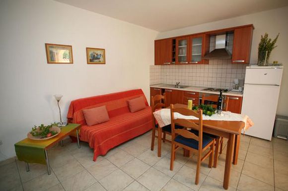 Apartment for 5 persons in Supetar