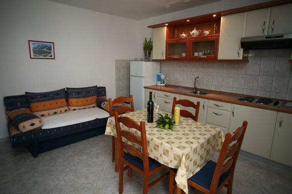 Apartment for 6 persons in Supetar