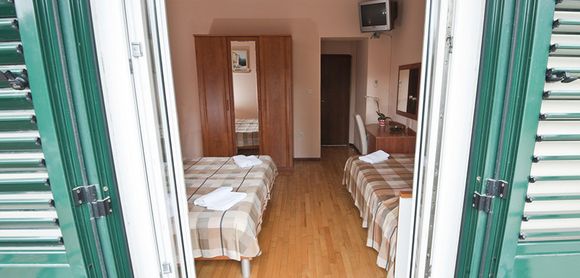 Room for 3 person in small Hotel Split