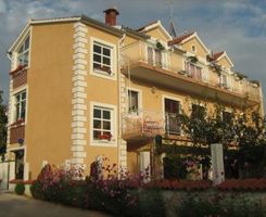 Spacious 8 person apartment in Split