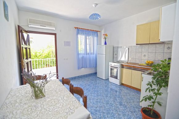 Beautiful apartment for 4 persons in Hvar
