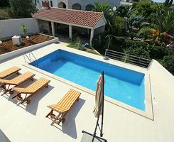 Sutivan apartment with pool 