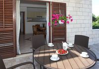 Sutivan apartment for 5 with pool