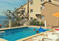 Beautiful Apartment with Pool for 5 guests in Omis