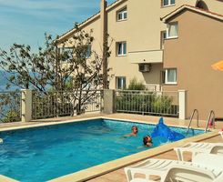 Beautiful Apartment with Pool for 5 guests in Omis