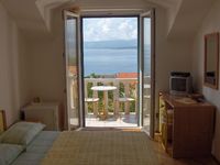 Apartment Žuta soba s balkonom in Bol