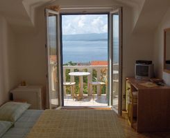 Apartment Žuta soba s balkonom in Bol