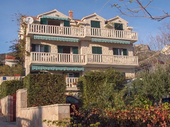 Appartment Žuta soba s balkonom in Bol 1