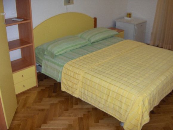 Appartment Žuta soba s balkonom in Bol 2