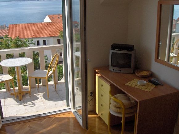 Appartment Žuta soba s balkonom in Bol 3