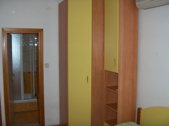 Appartment Žuta soba s balkonom in Bol 4