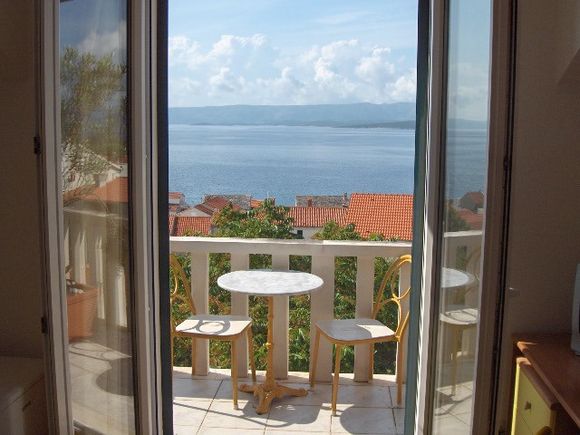 Appartment Žuta soba s balkonom in Bol 7