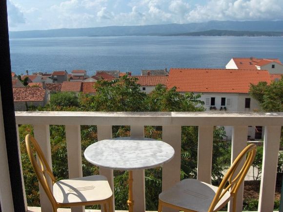 Appartment Žuta soba s balkonom in Bol 8