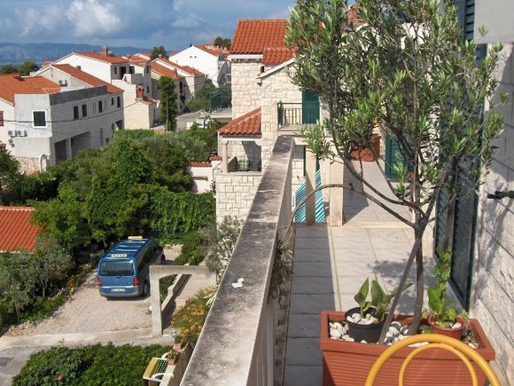 Appartment Žuta soba s balkonom in Bol 9