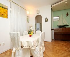 Apartment with 3 bedroom for 7 persons in Split