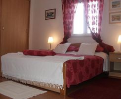 Apartment for 7 persons in Supetar